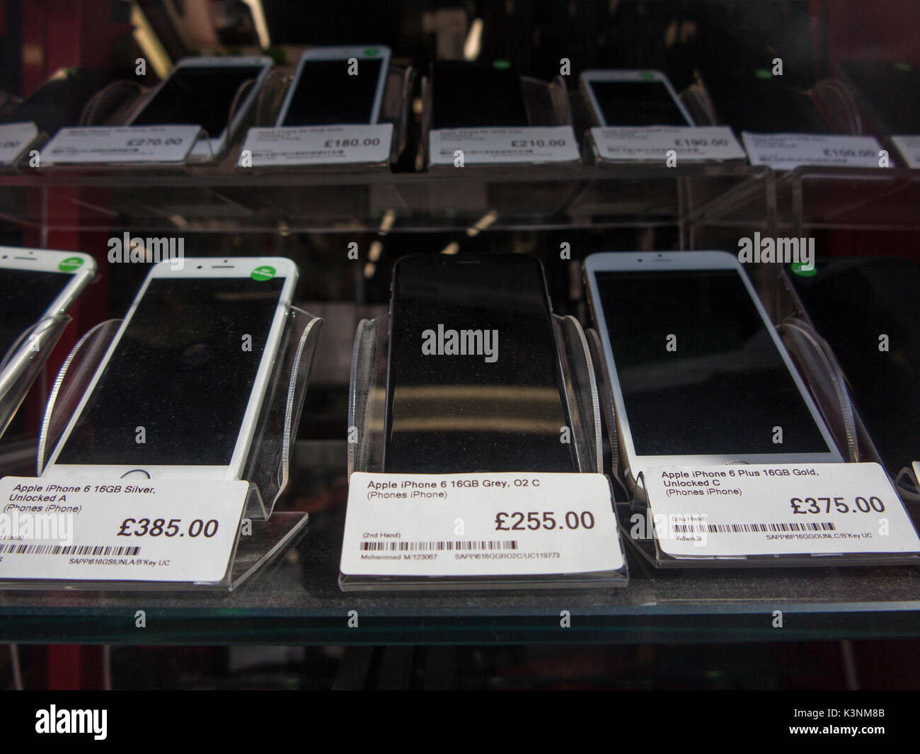 Apple iphones de segunda mano en venta en un escaparate Fotografía de stock  - Alamy
