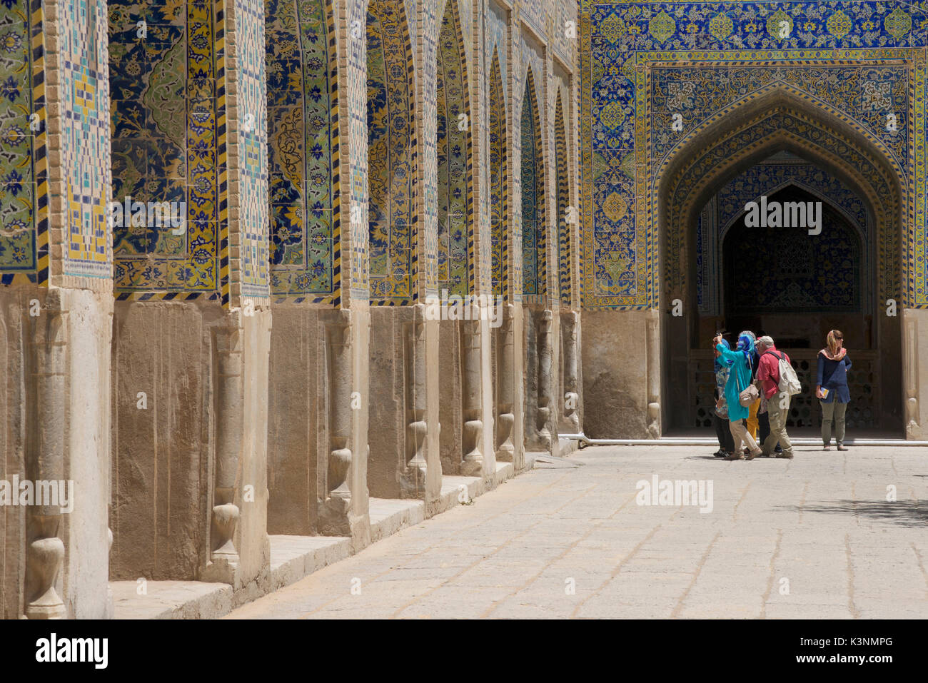 Los turistas occidentales en un grupo en la mezquita Shah también conocida como la Mezquita de Imam y Jaame' Abbasi Mezquita. Isfahan, Irán. Foto de stock