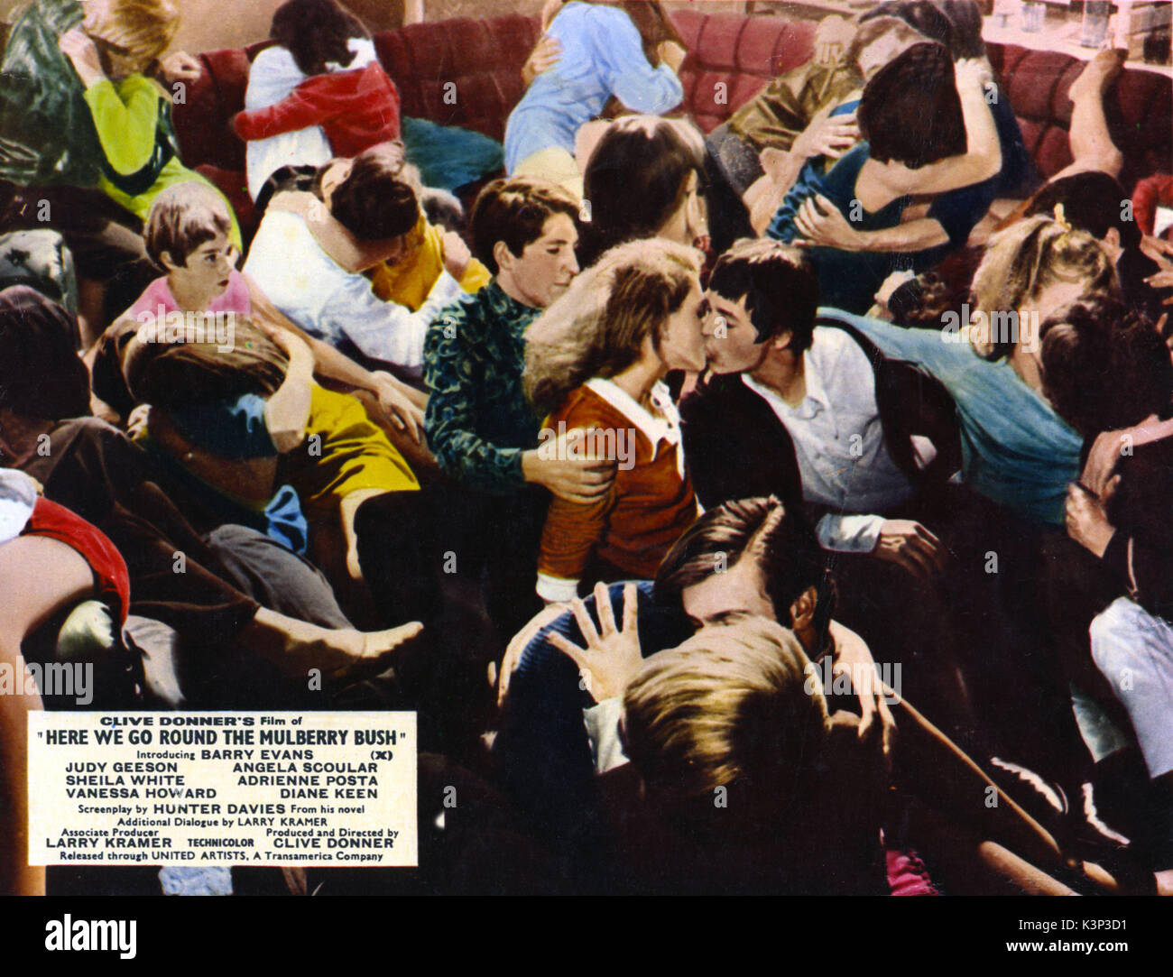 Aquí vamos a la vuelta de la MULBERRY BUSH [BR 1967] BARRY EVANS, camisa blanca [center] Fecha: 1967 Foto de stock