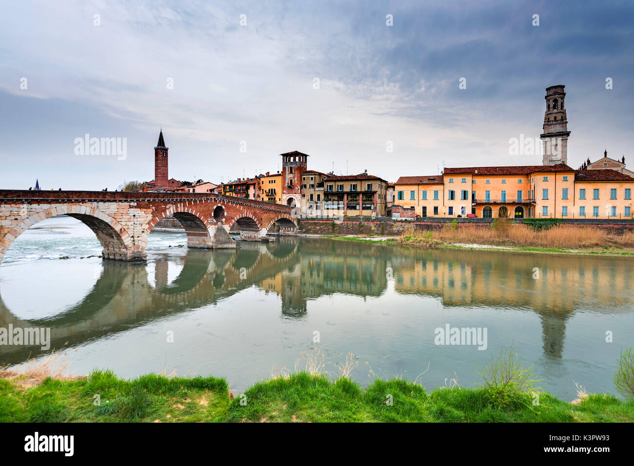 Puente Pietra, Verona, la región del Veneto, Italia Foto de stock