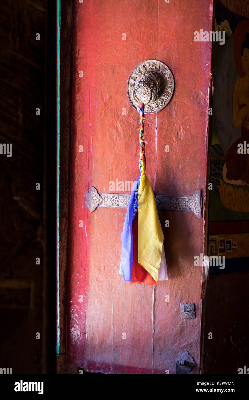 Likir Monasterio, el valle del Indo, Ladakh, India, Asia. Detalle de la puerta. Foto de stock