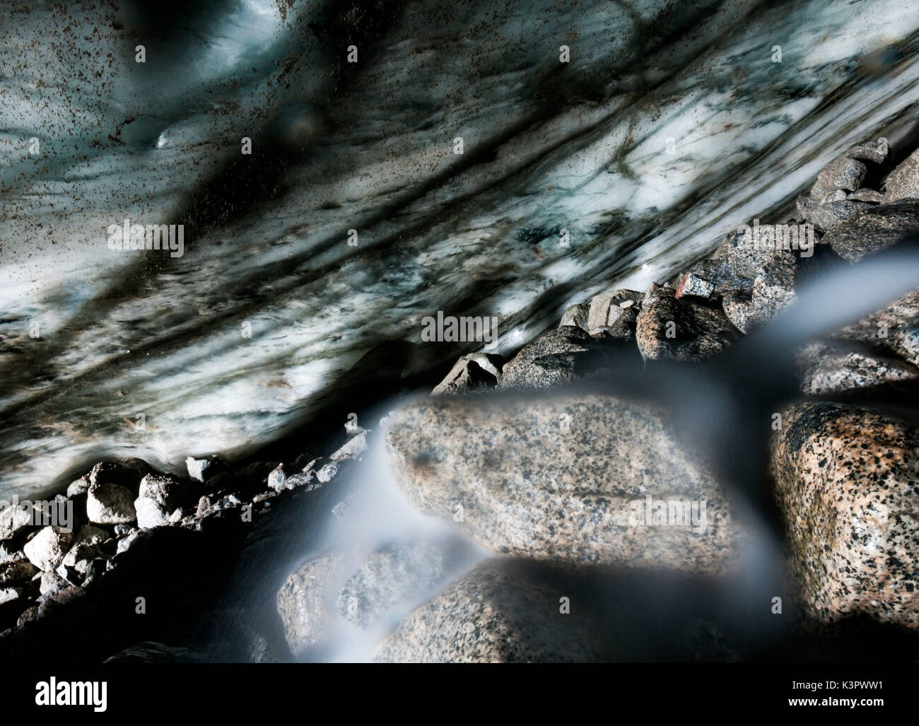Arroyo de agua subglacial, cueva de hielo glaciar Venerocolo, Adamello, Lombardía, Italia Foto de stock