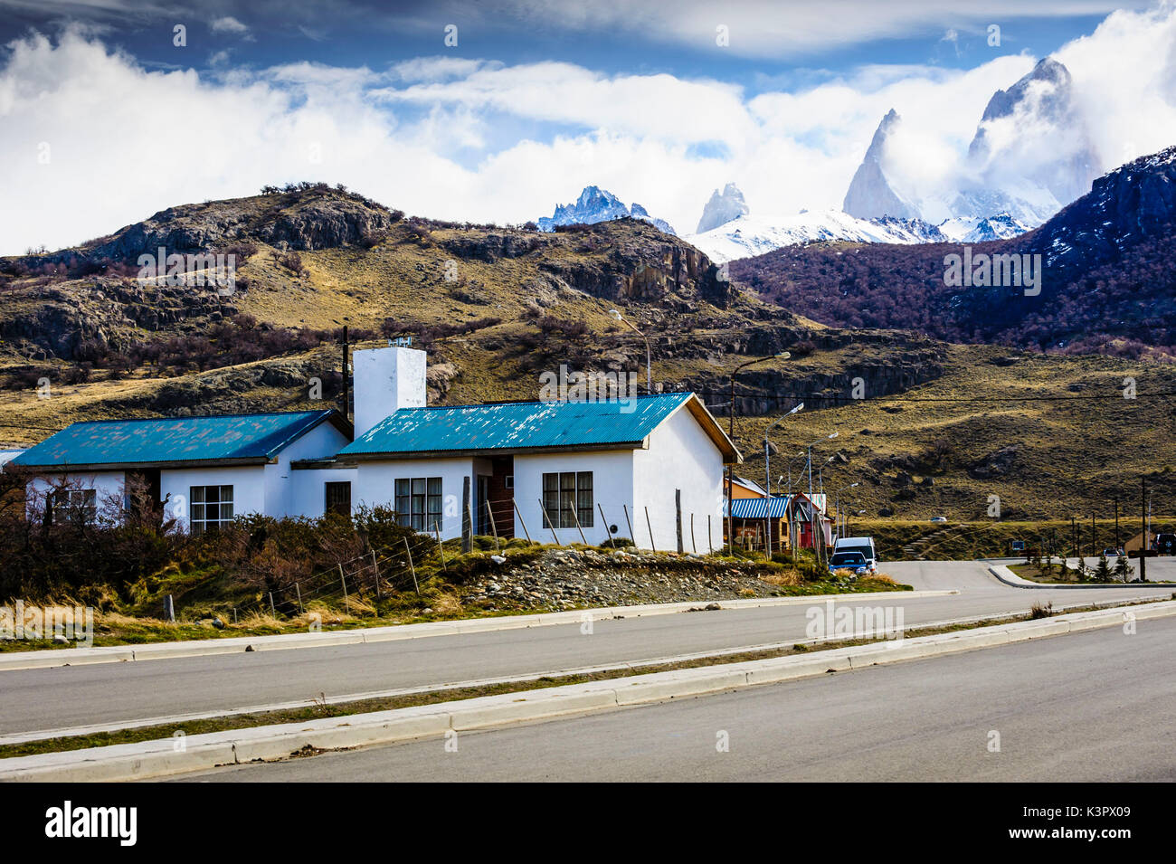 El Chalten, Provincia de Santa Cruz, el Parque Nacional de Los Glaciares, Patagonia Argentina, Sudamérica. El pequeño pueblo, con el Cerro Fitz Roy de fondo. Foto de stock