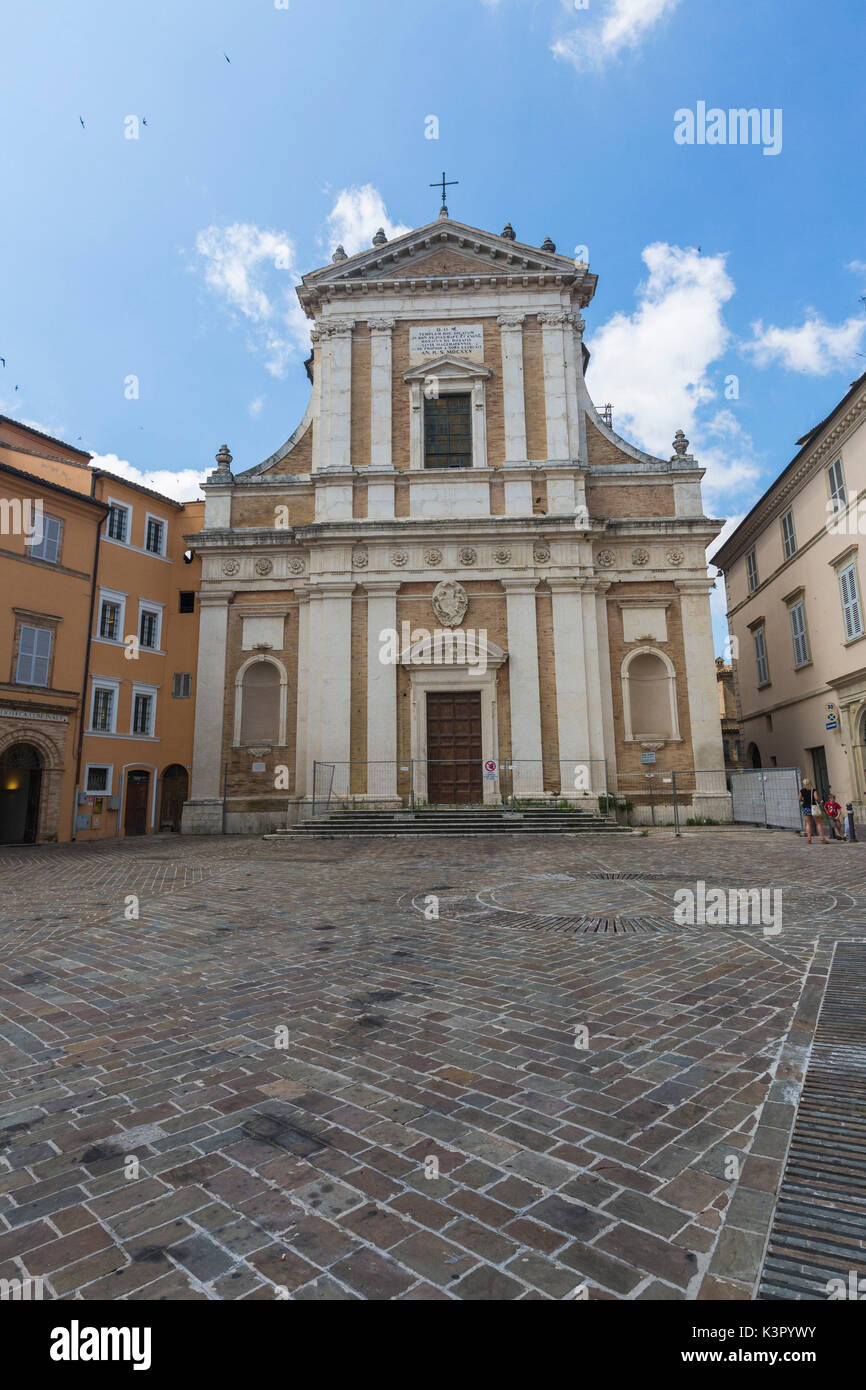 Vista de la iglesia de San Giovanni y los edificios históricos de la ciudad vieja medieval Marche Macerata Italia Europa Foto de stock