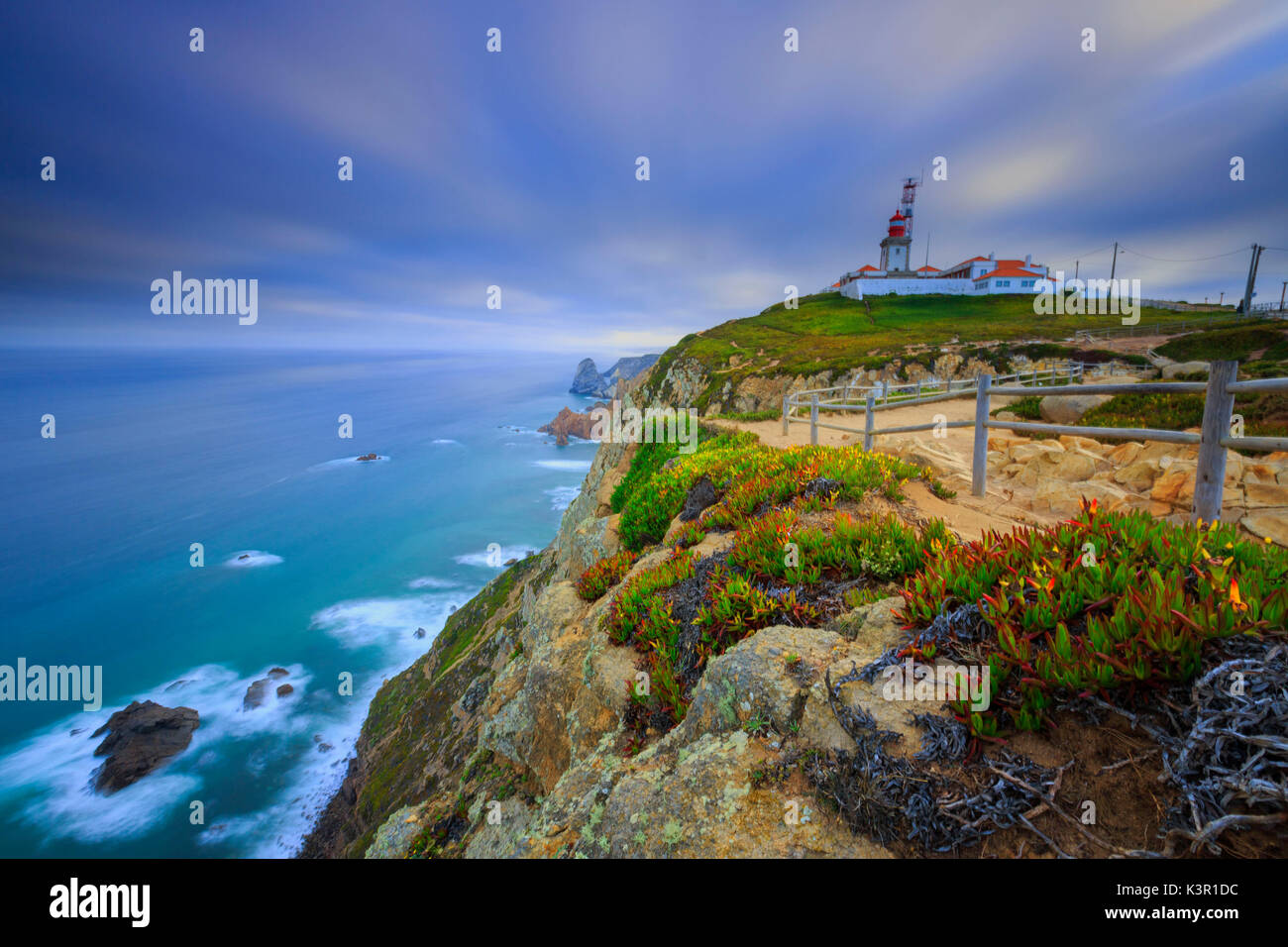 Amanecer en el cabo y el faro de Cabo da Roca con vistas al océano Atlántico Sintra Portugal Europa Foto de stock