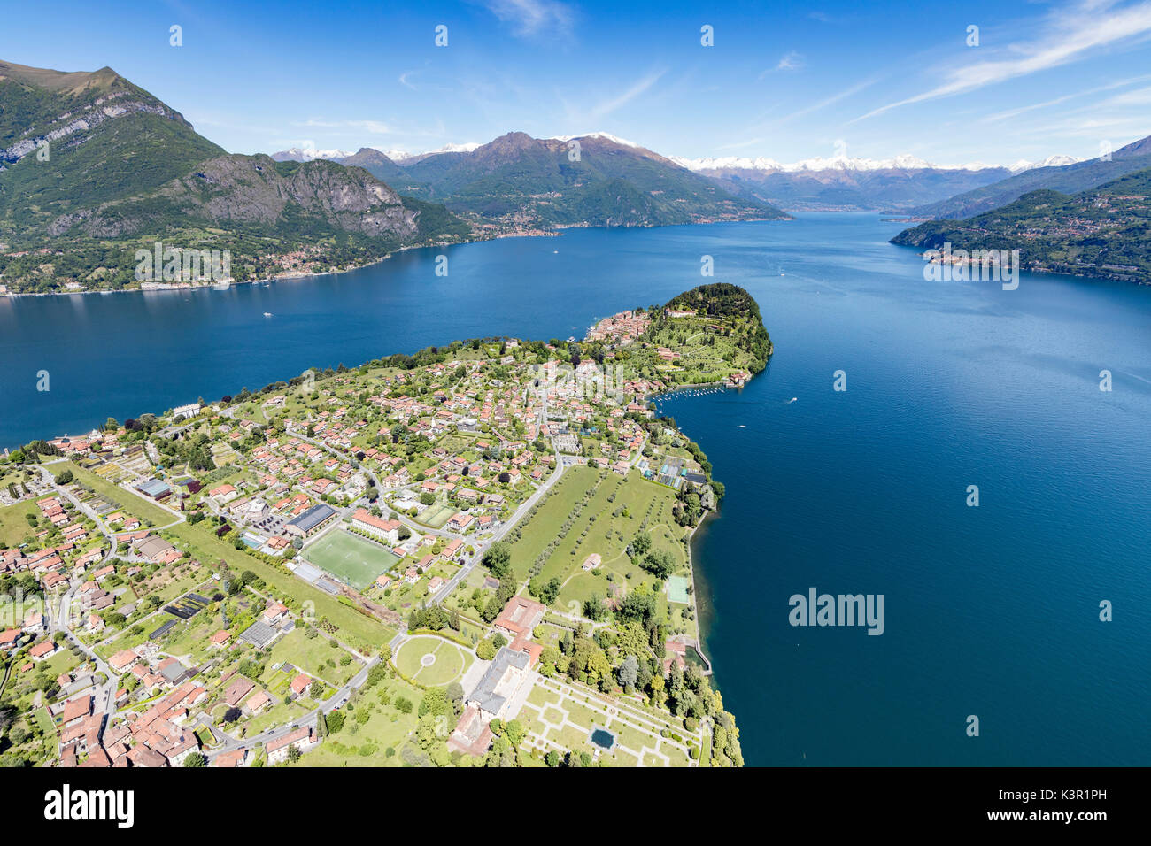 Vista aérea de la aldea de Bellagio frames por las azules aguas del Lago Como en un soleado día de primavera Lombardía Italia Europa Foto de stock