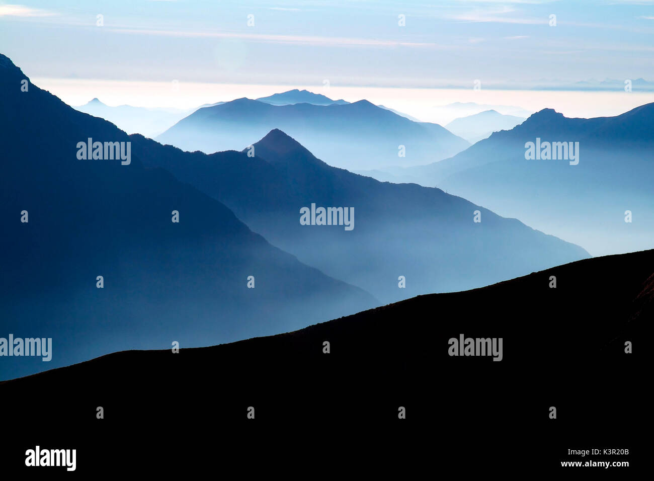 Las crestas del lago siguen unos a otros en la dirección del valle del Po con la niebla para acentuar la inmensidad del paisaje. Alto Lario. El Lago de Como. Lombardía. Italia. Europa Foto de stock