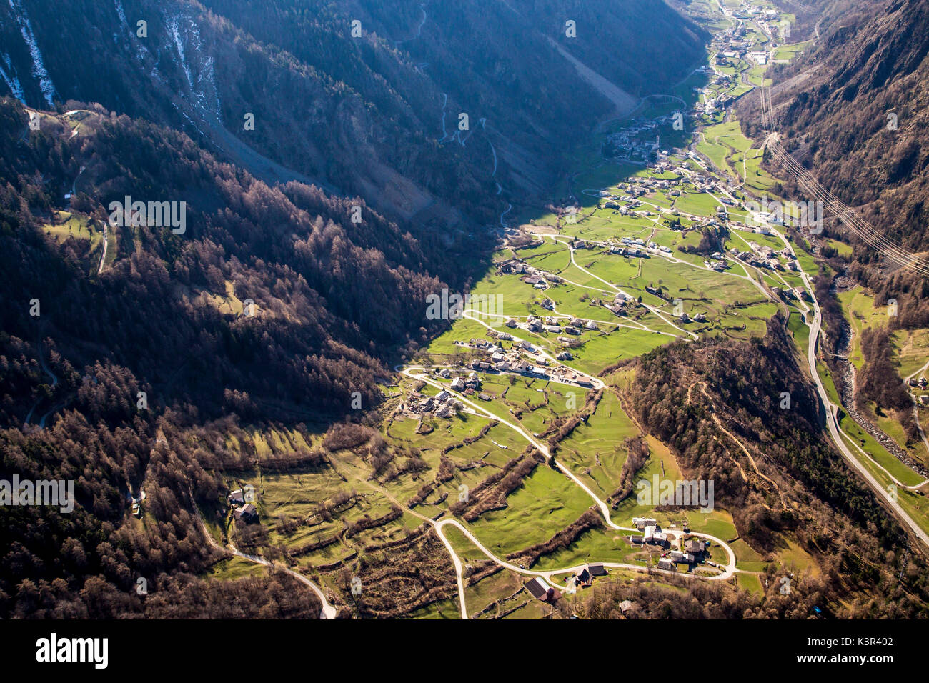 Vista aérea del valle de Poschiavo baja con el verde de sus campos. El valle de Poschiavo, cantón de Grisons Suiza Europa Foto de stock