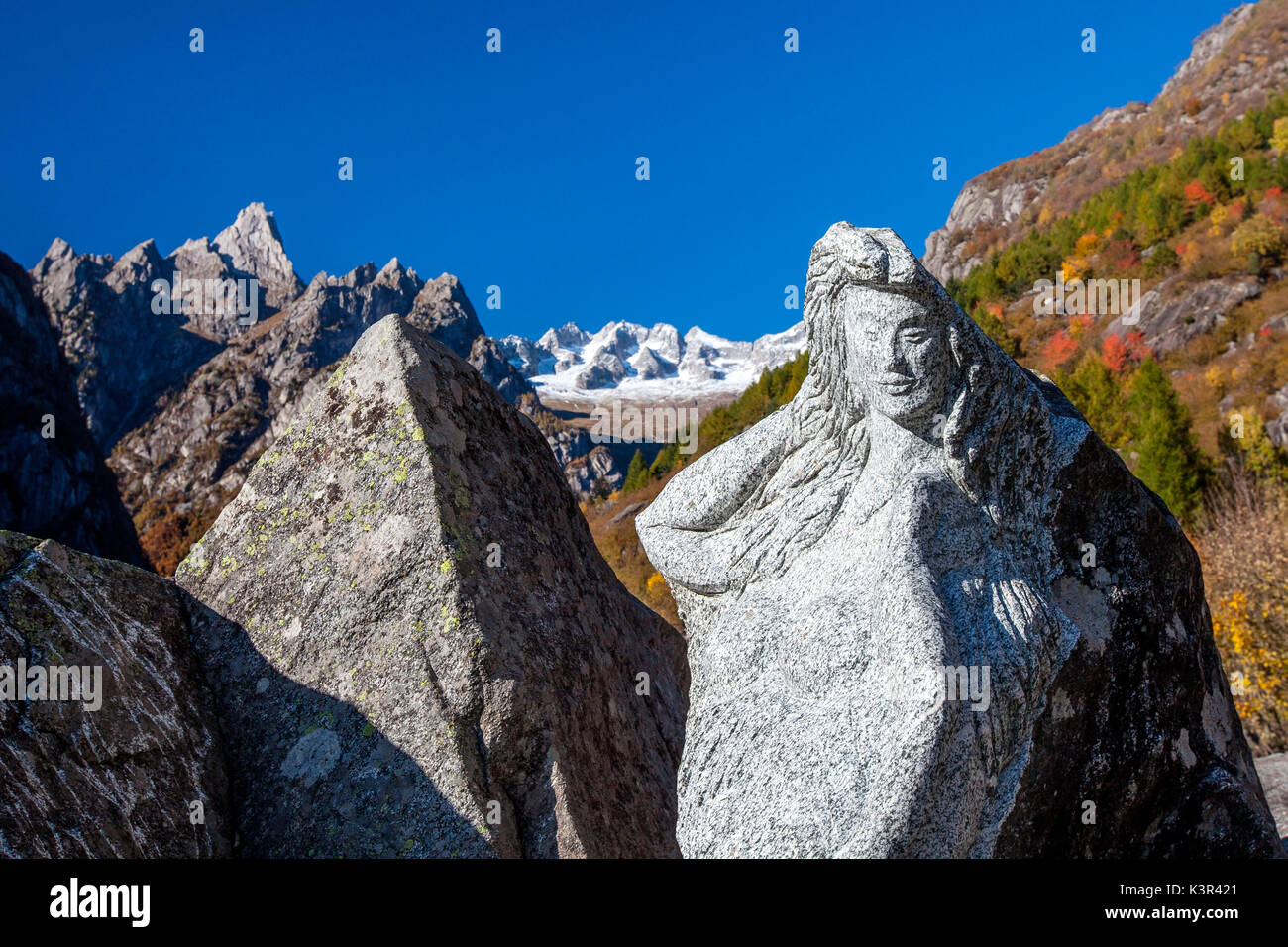 La escultura de granito a orillas del arroyo Masino, Valmasino.Valtellina Lombardía Italia Europa Foto de stock