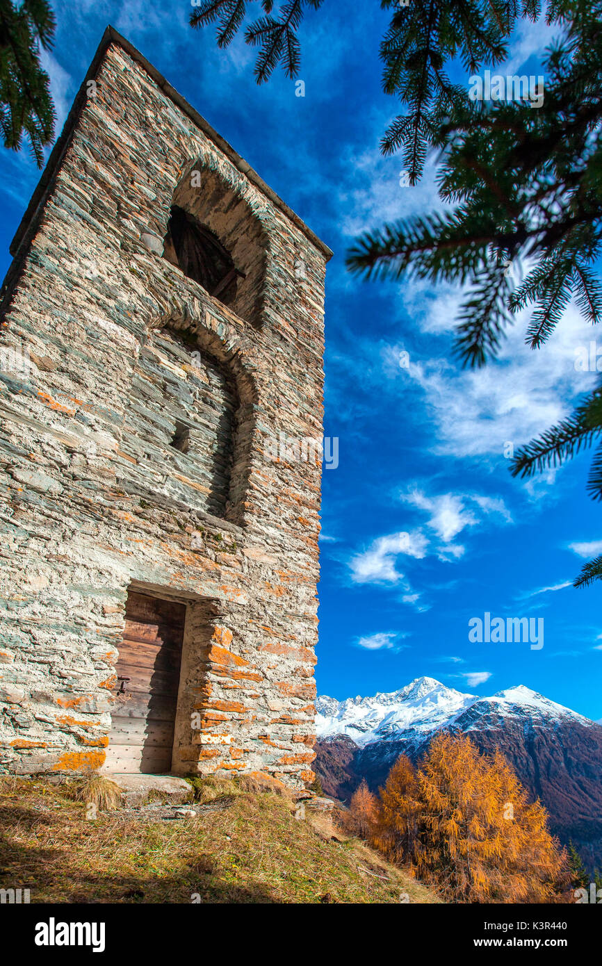 Una maravillosa vista del Pizzo Stella desde la iglesia de San Sisto, Valchiavenna, Italia Foto de stock