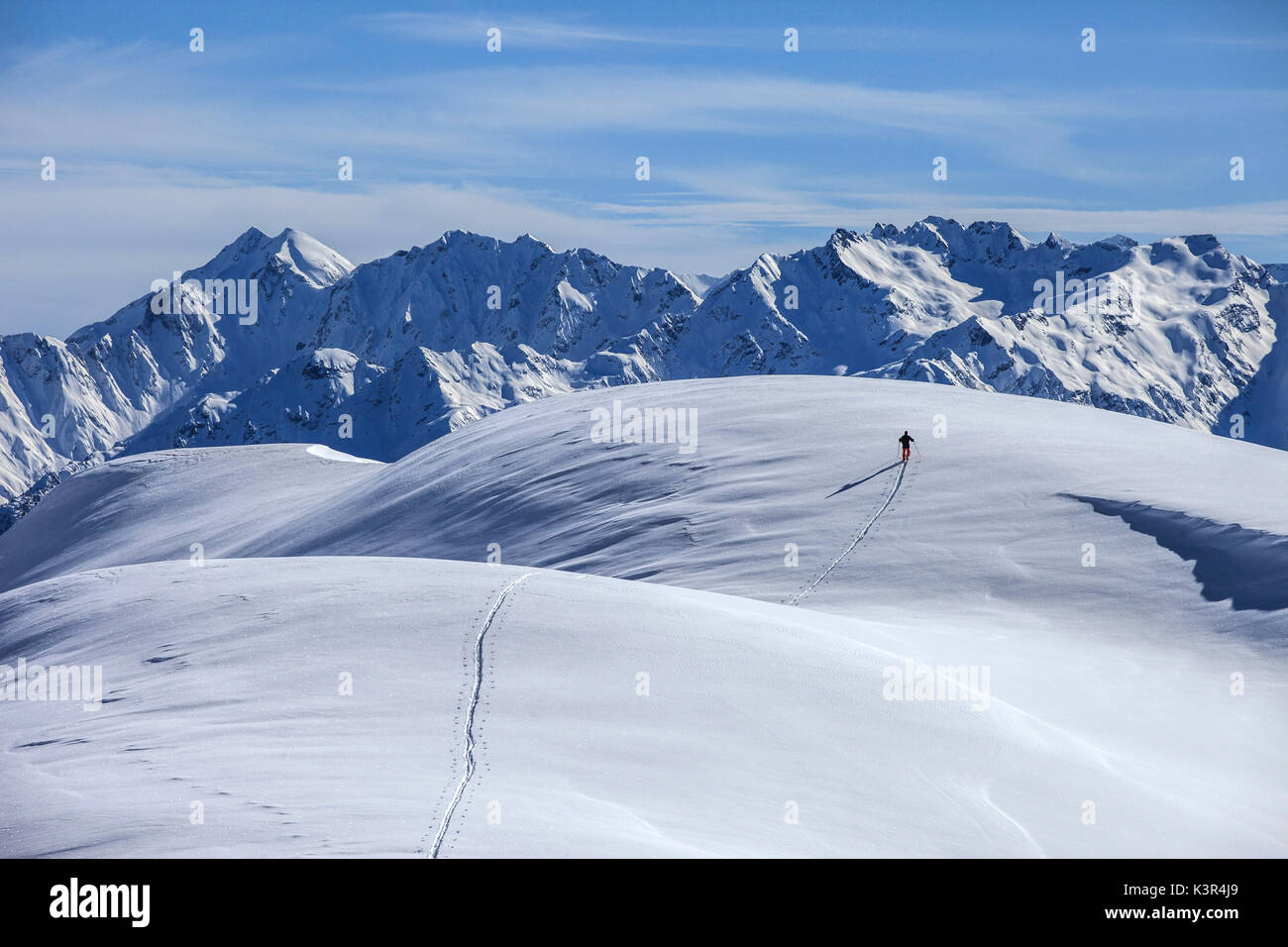 Senderismo en la montaña Liscio Dosso, en el fondo Los Alpes Orobie, Lombardía, Italia Foto de stock