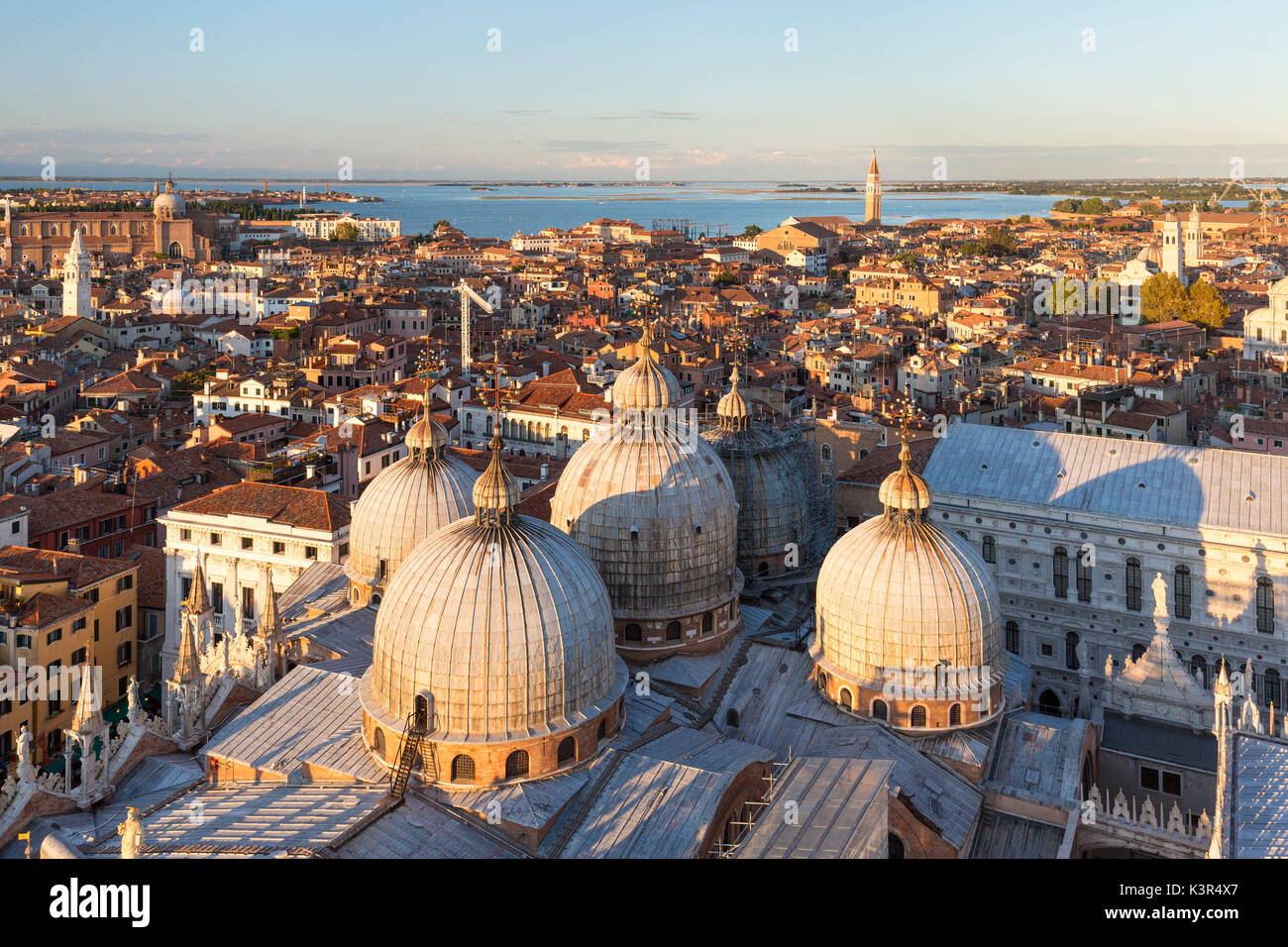 Basílica de San Marcos, vista desde la torre del campanario. Venecia, Véneto, Italia. Foto de stock
