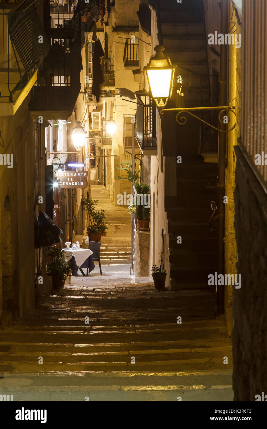 Gargano, Puglia, Italia. Vieste por noche. Foto de stock