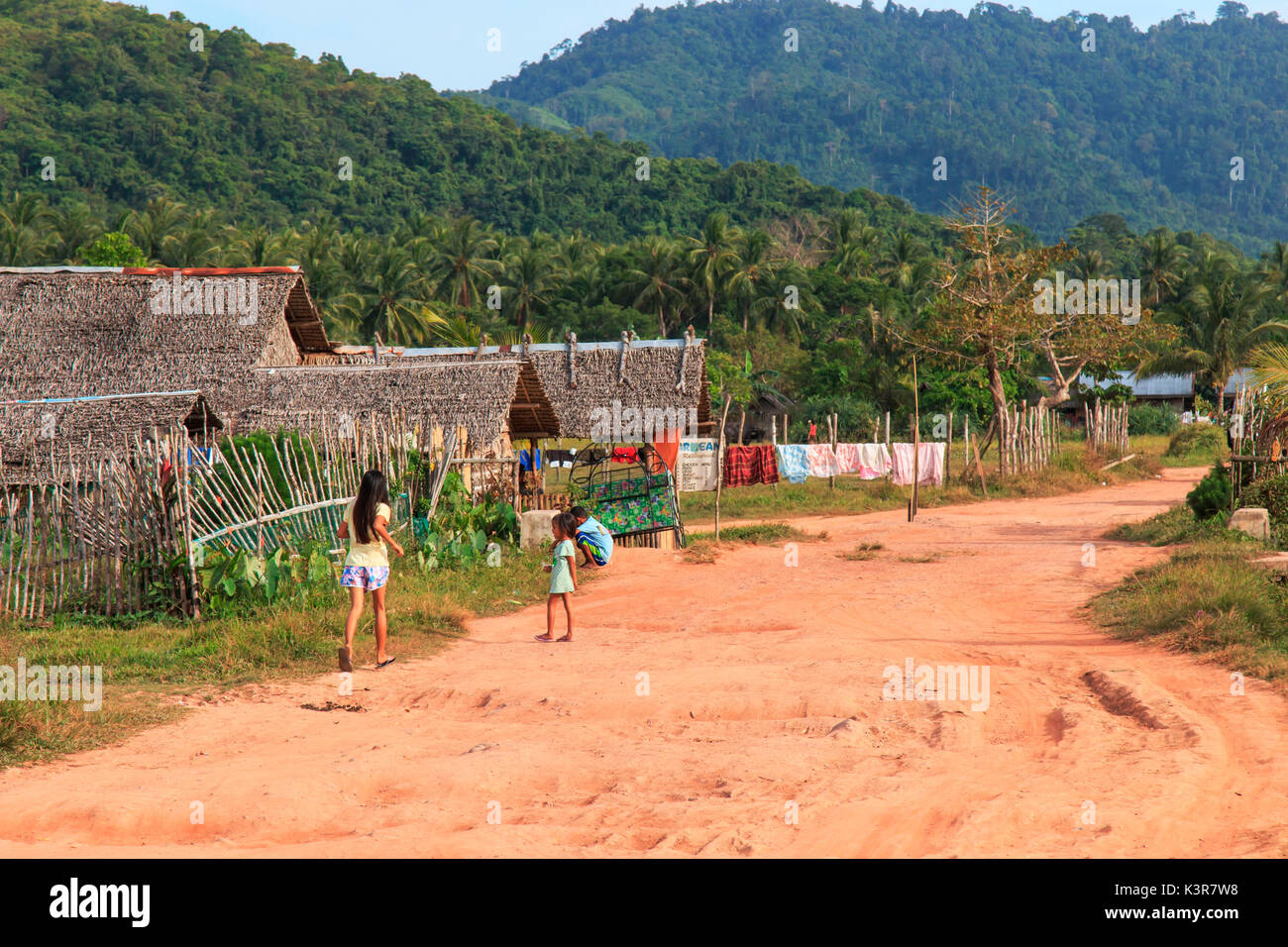 Nacpan, Filipinas. Niños jugando en las calles de la aldea de Nacpan en Filipinas Foto de stock