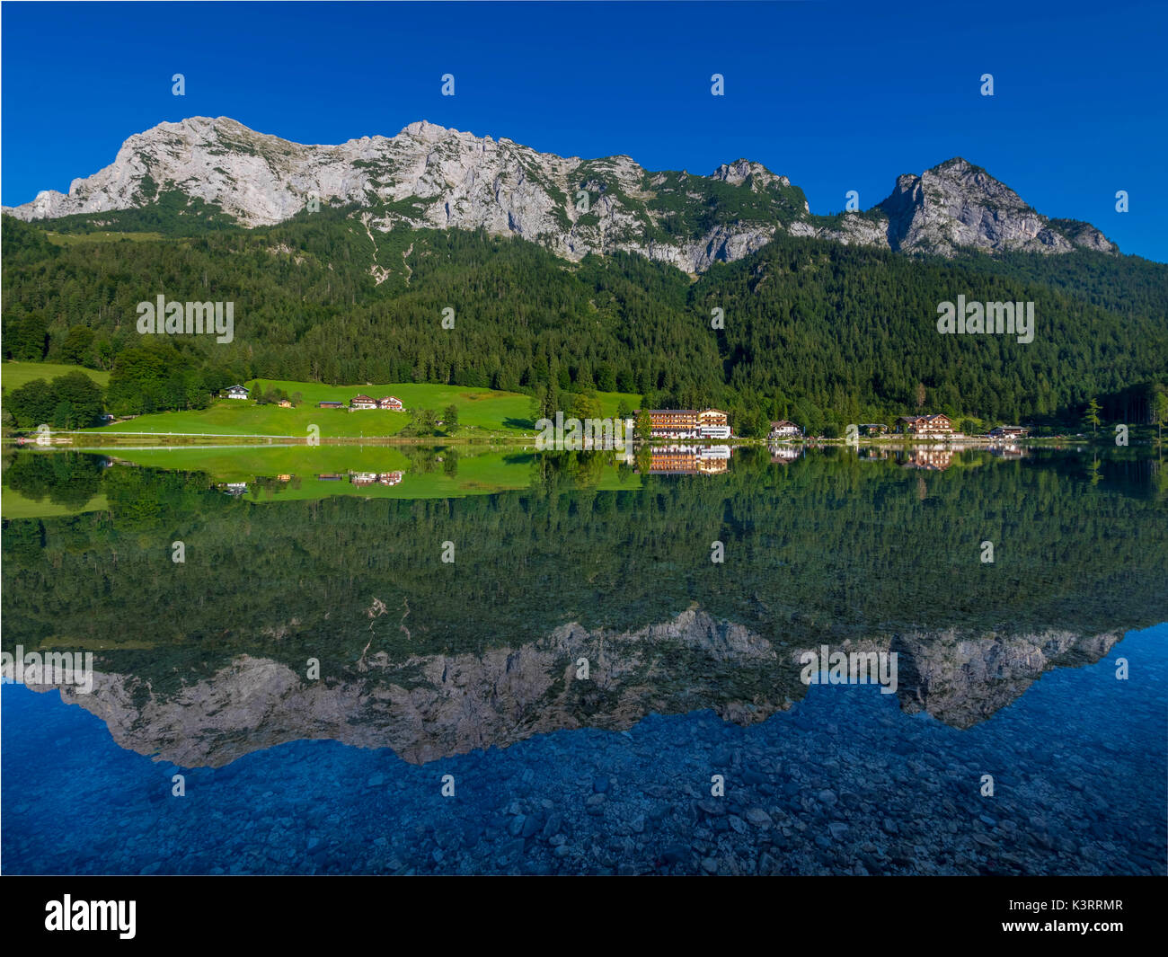 Vista del Lago Hintersee cerca de Ramsau en el Parque Nacional Berchtesgaden, Baviera, la Alta Baviera, Alemania, Europa Foto de stock
