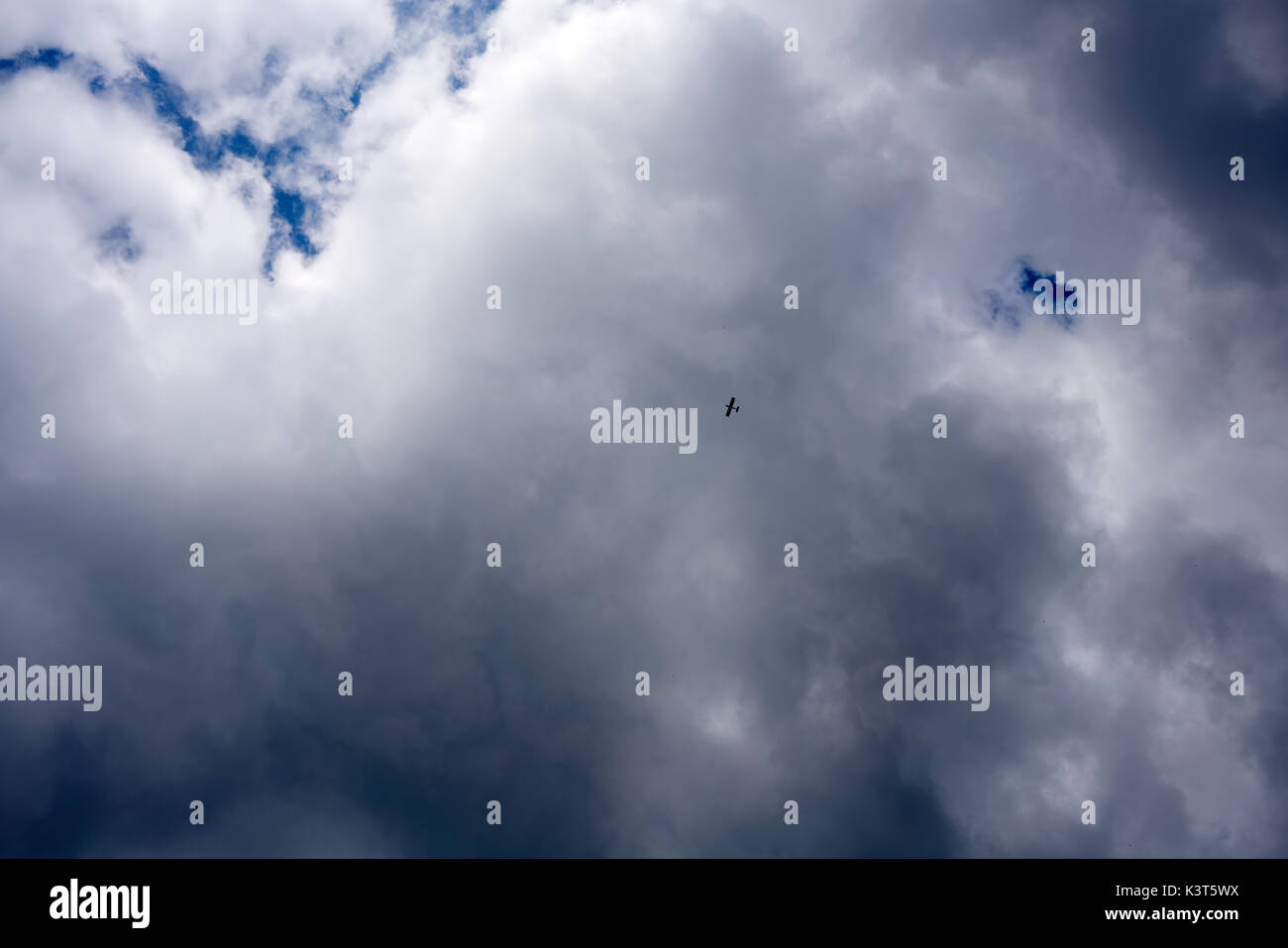 Pequeño avión de hélice en un cielo nuboso Foto de stock