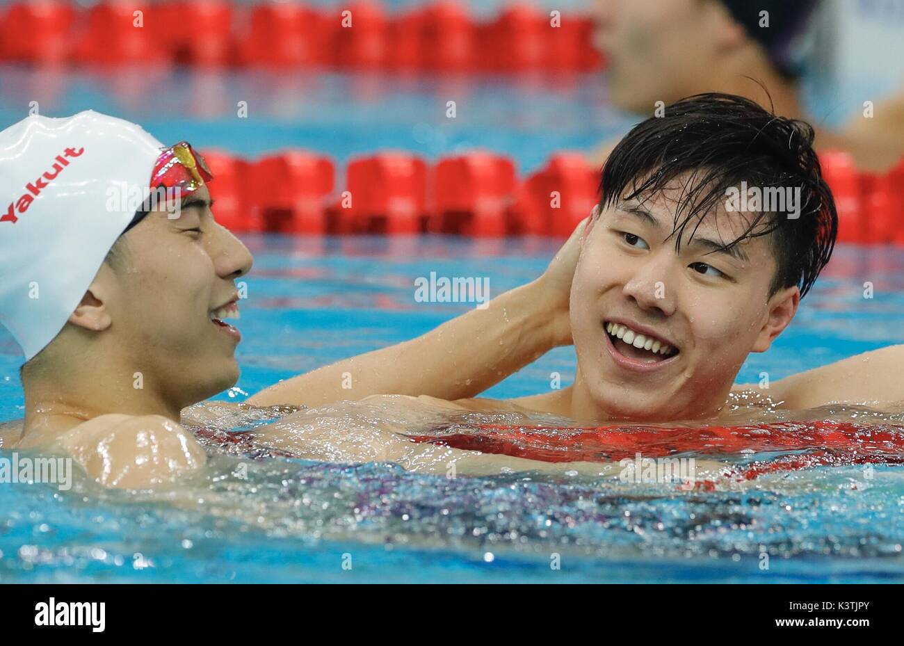 Tianjin. 4 Sep, 2017. Qin Haiyang (R) del Ejército de Liberación del Pueblo reacciona después de que los hombres de la 200m braza nadar final en 13 Juegos Nacionales de China en el norte de China del municipio de Tianjin, el 4 de septiembre de 2017. Qin Haiyang reclamó el título con 2 minutos y 7,35 segundos. Crédito: Ding Xu/Xinhua/Alamy Live News Foto de stock