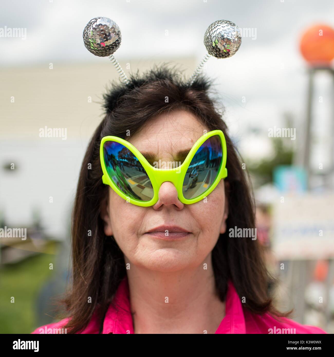 Un residente local viste alien con forma de gafas de sol para un concurso  de disfraces de Marte de la NASA durante la celebración del Año Nuevo el 19  de junio de