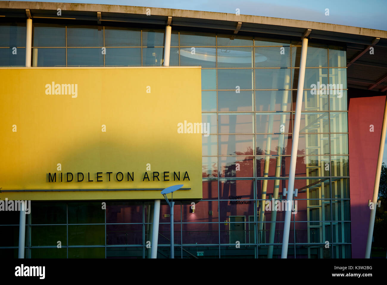 Middleton exterior Arena artes y entretenimiento, incluyendo música en vivo, conciertos y eventos deportivos incluyendo piscina de arena Foto de stock