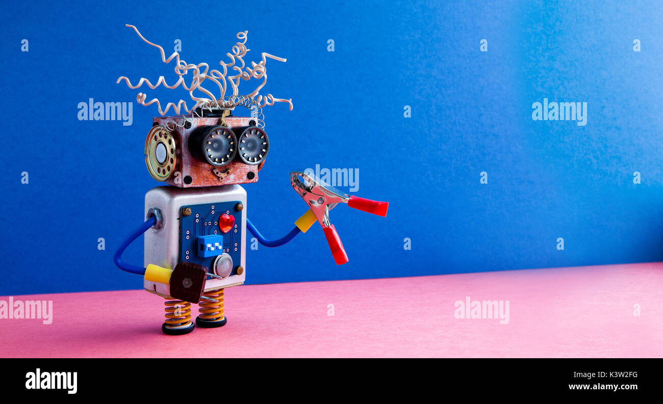 Crazy robot manitas rojo mano alicates. Divertido juguete cyborg alambres  eléctricos peinado, grandes gafas, circuito electrónico cuerpo, corazón  rojo. Fondo azul rosa espacio de copia Fotografía de stock - Alamy