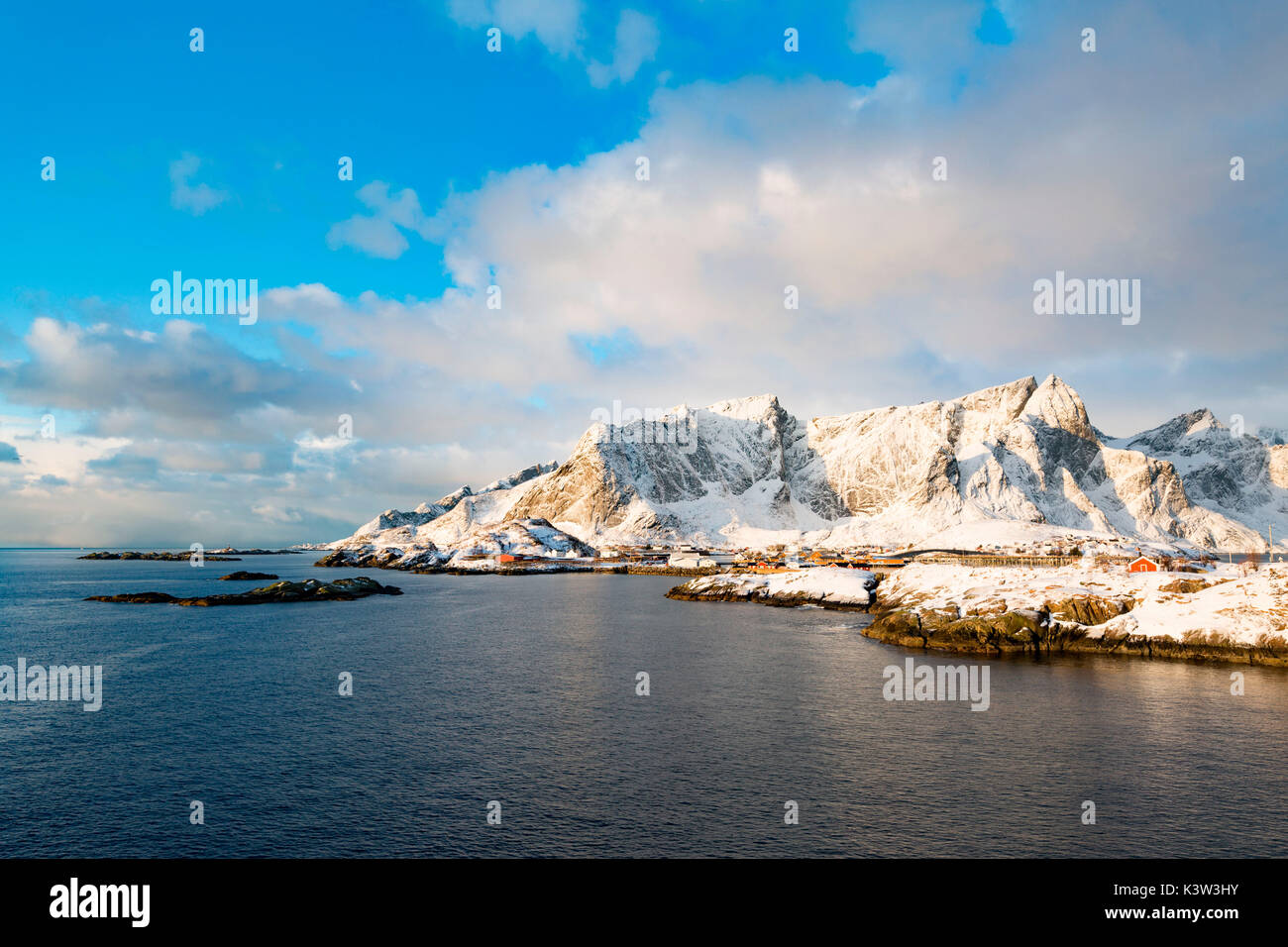 Hamnoy, islas Lofoten, Noruega. invierno ver al amanecer. Foto de stock