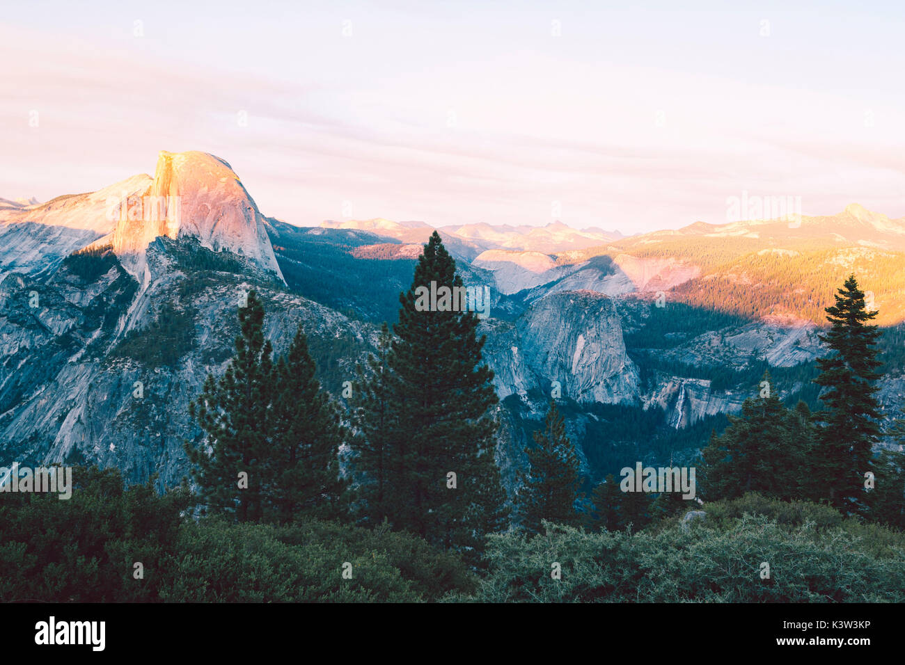 Parque Nacional Yosemite, California, USA. Puesta de sol sobre el famoso monte Half Dome, vista desde el glaciar Punto Foto de stock