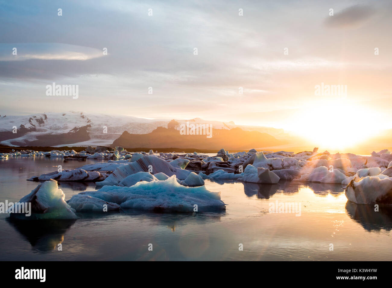 Islandia, la Laguna glaciar Jokulsarlon, icebergs y fragmentos de hielo al atardecer Foto de stock