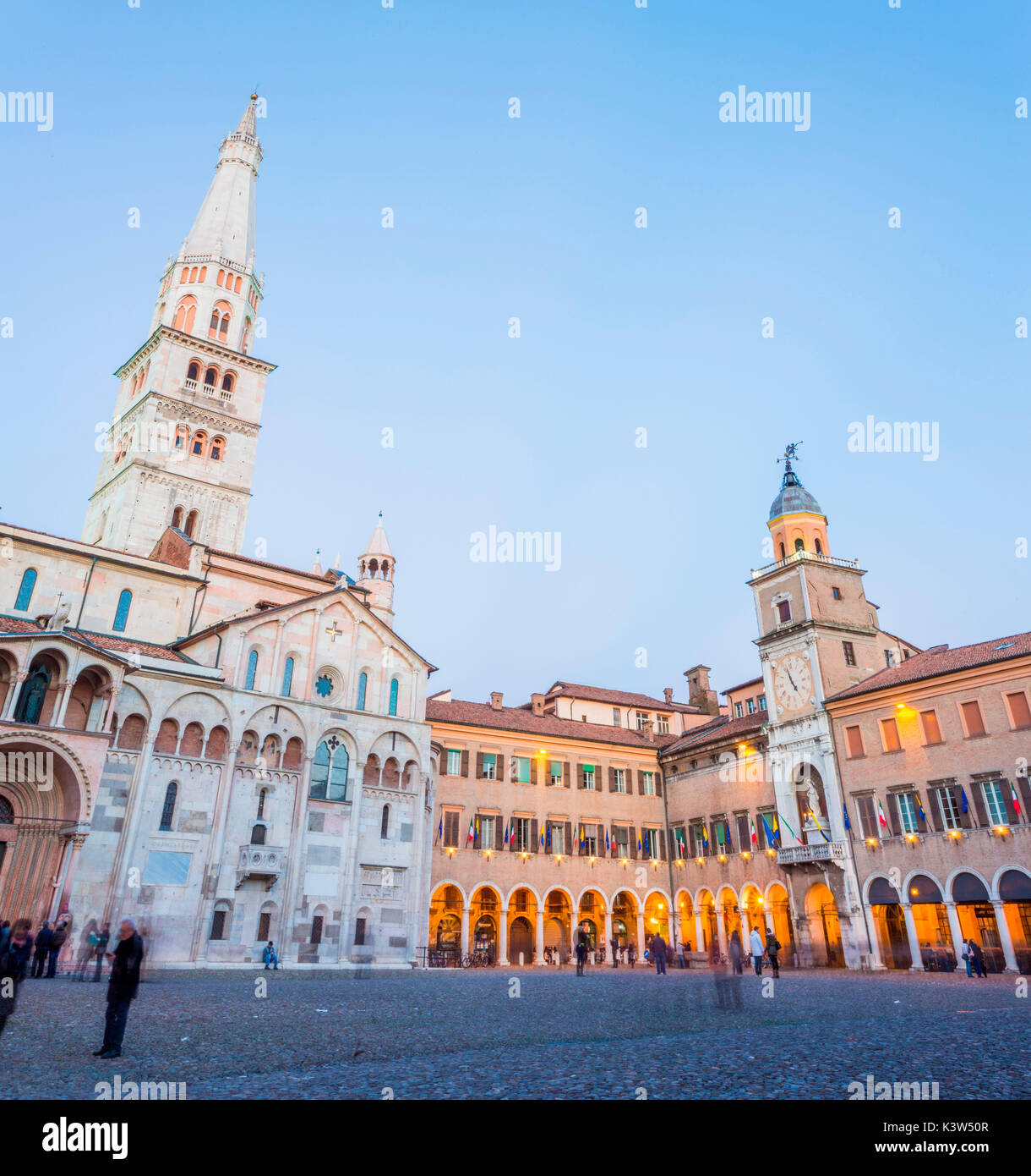 Módena, Emilia Romagna, Italia. La Plaza Grande y la catedral Duomo al atardecer. Foto de stock