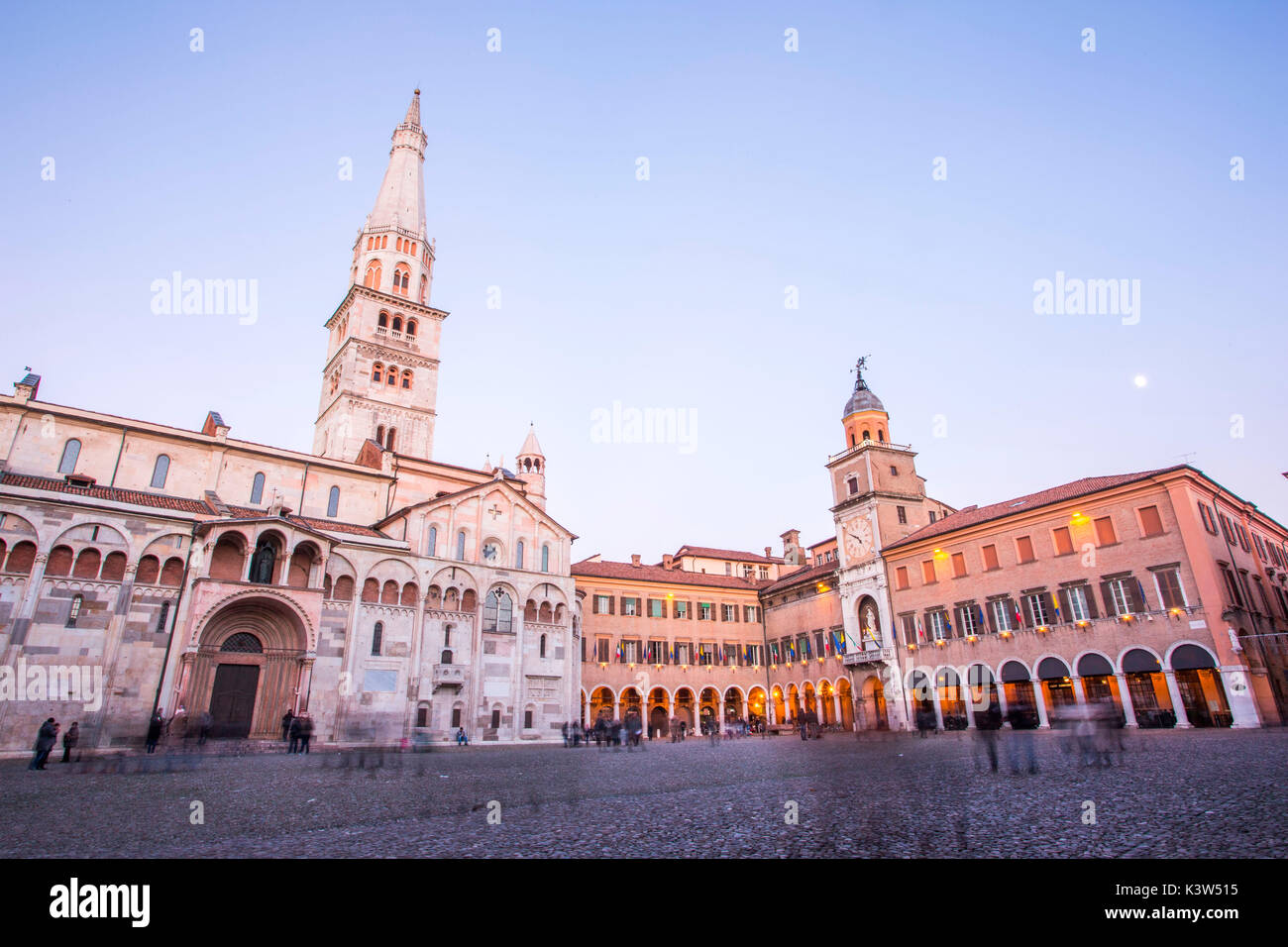 Módena, Emilia Romagna, Italia. La Plaza Grande y la catedral Duomo al atardecer. Foto de stock