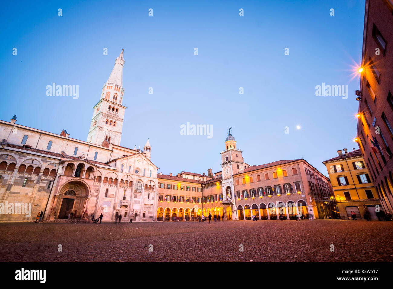 Módena, Emilia Romagna, Italia. La Plaza Grande y la catedral Duomo al atardecer. Foto de stock