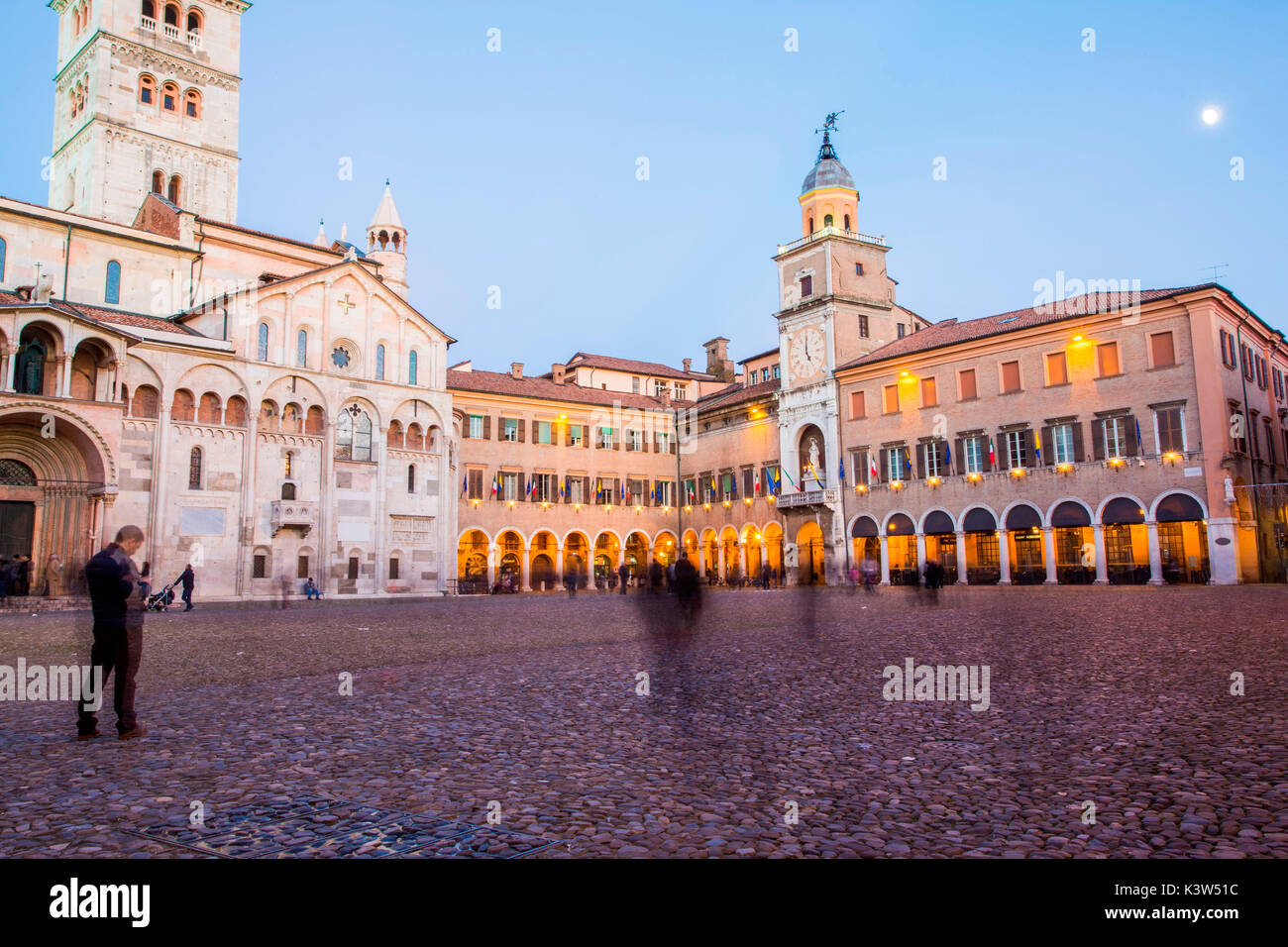 Módena, Emilia Romagna, Italia. La Plaza Grande y la catedral Duomo al atardecer. Foto de stock