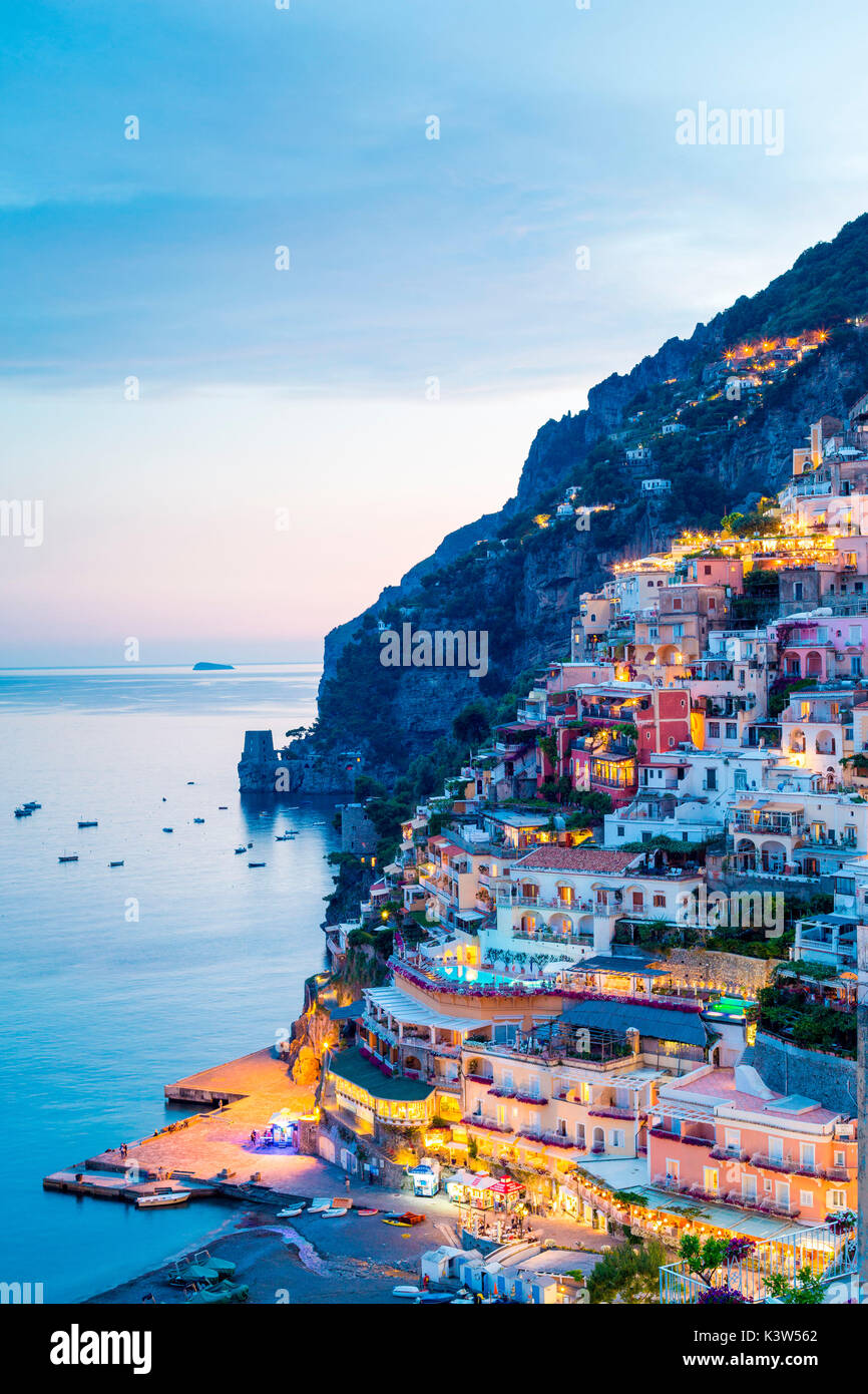 La costa de Amalfi, Positano, Sorrento, Campania, Italia. Vista de la ciudad y el mar en un atardecer de verano Foto de stock