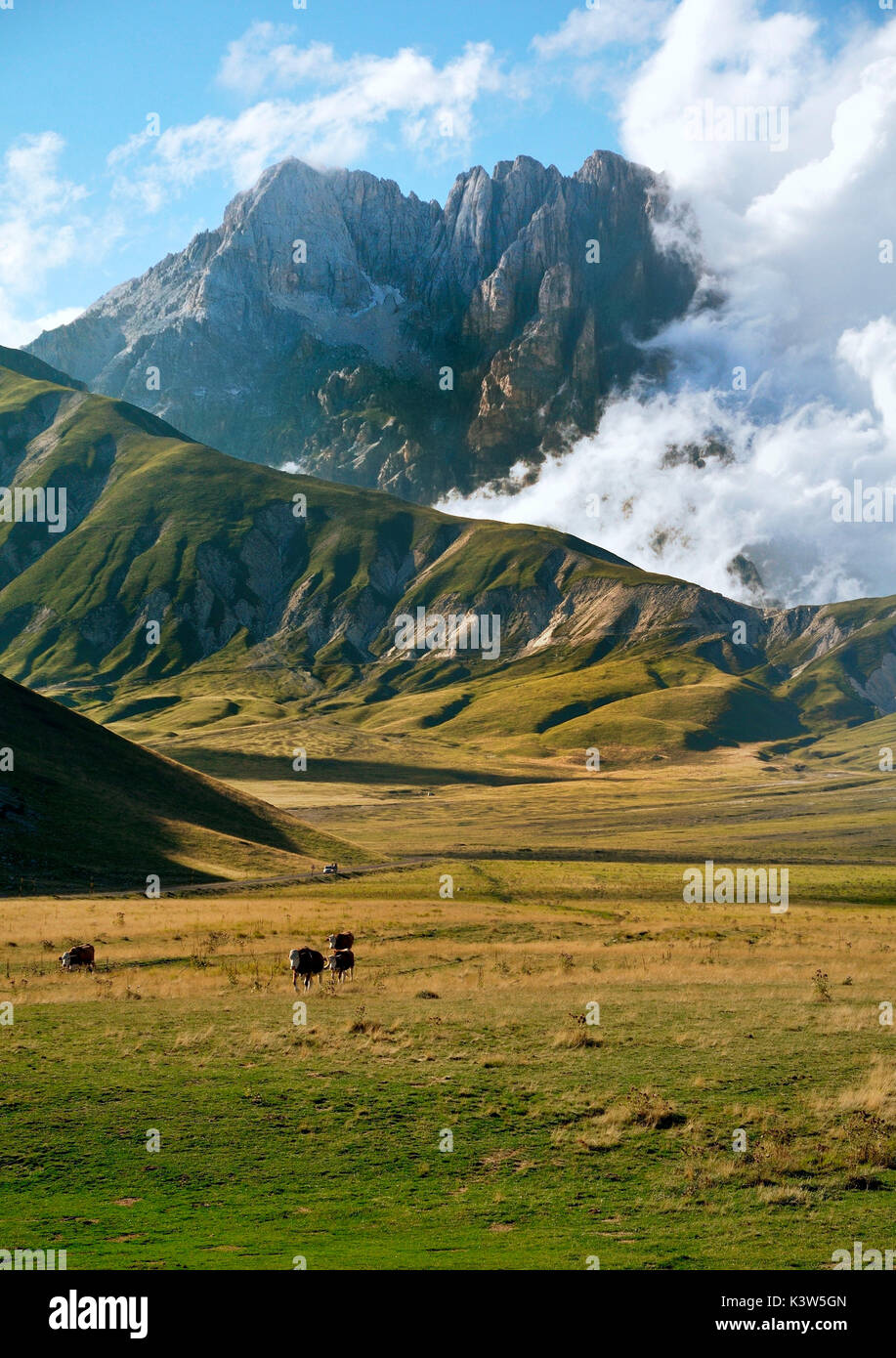 La Gransasso pie sobre el valle a sus pies, invadido por la paz y tranquilidad de la vida de montaña. Foto de stock