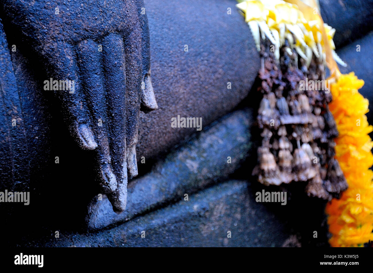 En el Parque Histórico de Sukhothai, Tailandia, la estatua de Buda y los detalles de una mano, de piedra bien conservada Foto de stock