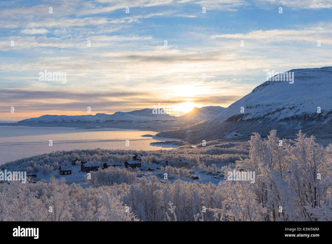 La salida del sol sobre la puerta de Laponia. Norbottens Bjorkliden, Ian, Suecia, Europa Foto de stock