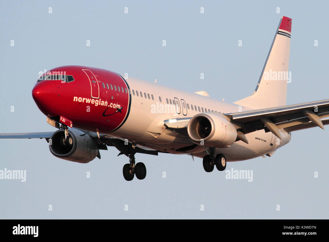 Norwegian Airlines Boeing 737-800 (737 ng o Next Generation) avión en la aproximación al atardecer Foto de stock