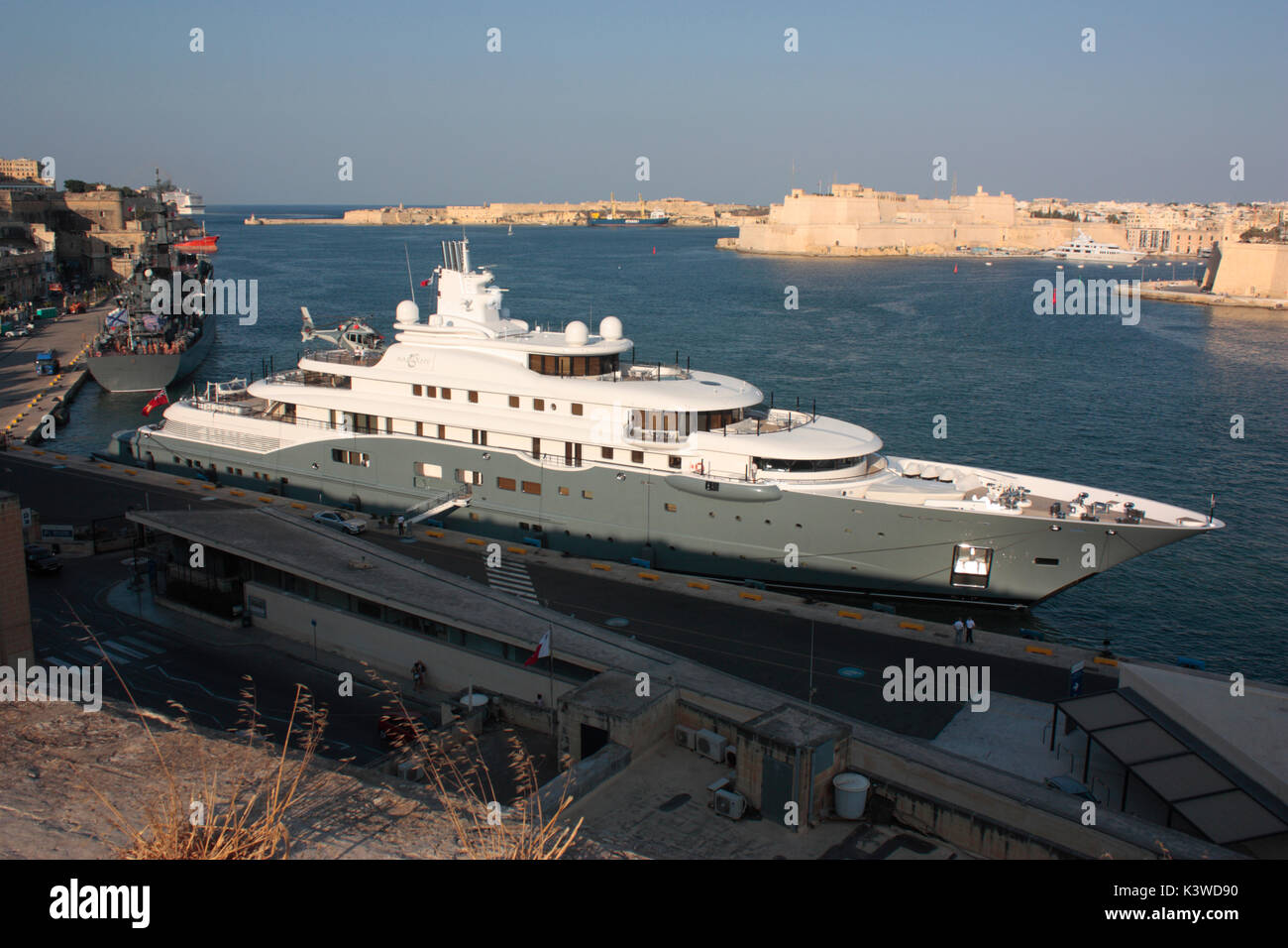 Los 110m de lujo Lurssen superyacht radiante en Malta del Grand Harbour, con helicóptero a bordo Foto de stock