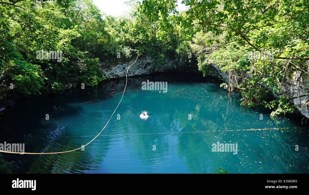 Laguna tropical en la República Dominicana con zip line Foto de stock