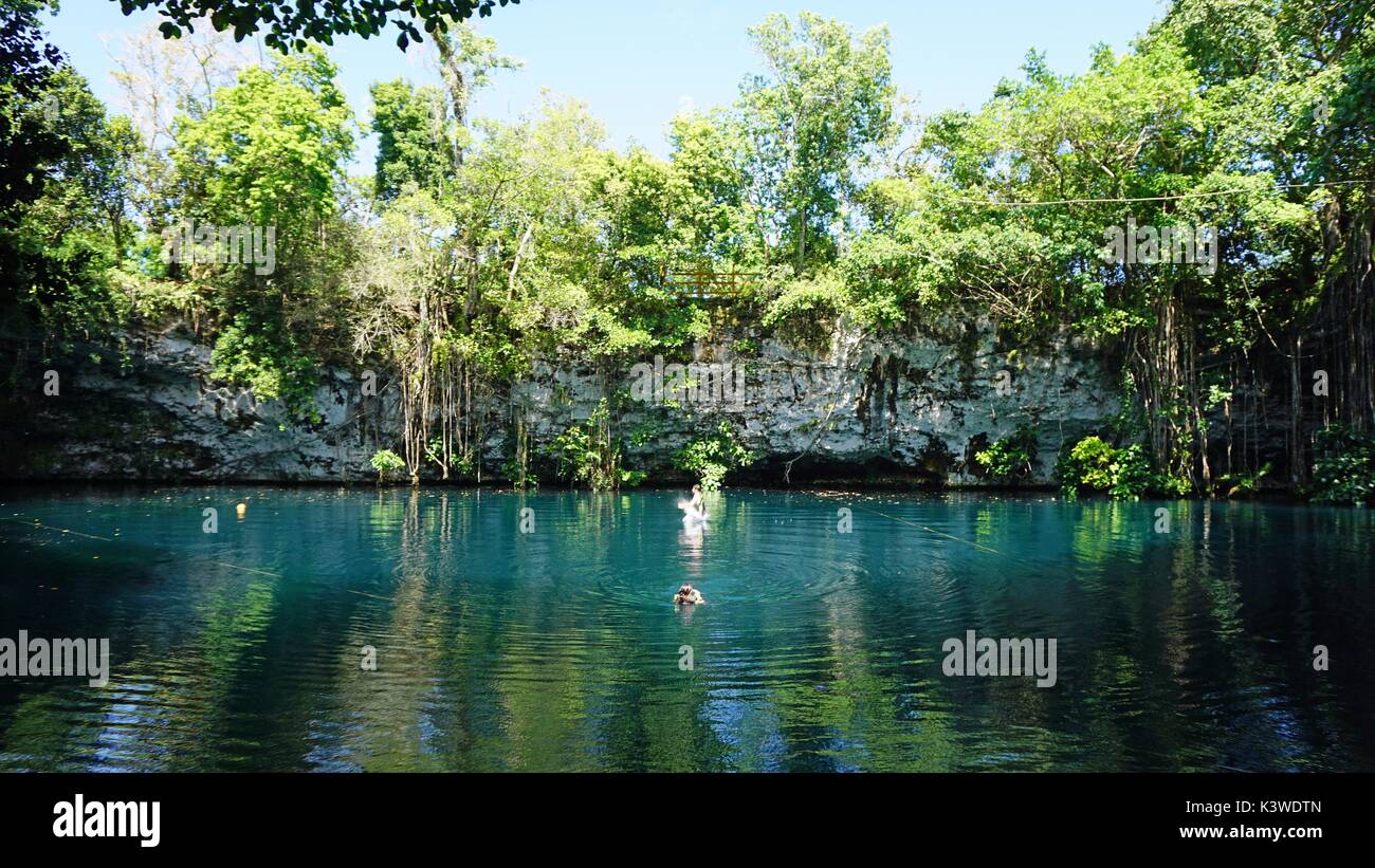 Laguna tropical en la República Dominicana con zip line Foto de stock