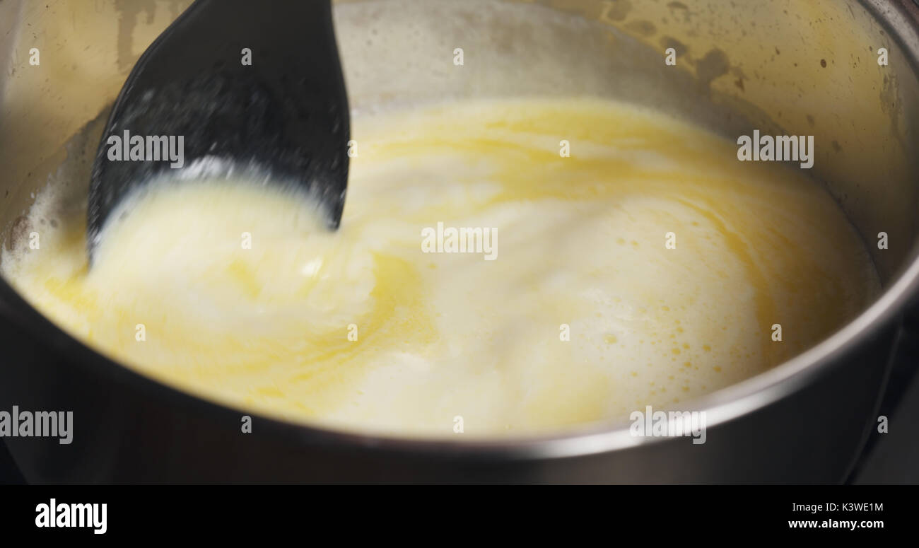 La mezcla de mantequilla derretida con agua Fotografía de stock - Alamy