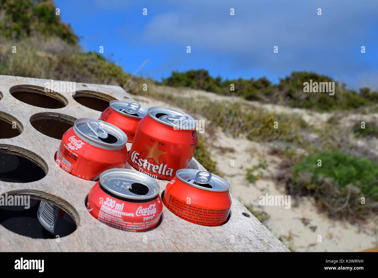 Reciclaje de latas de refresco, bebida para utilizar como cigarrillo  ceniceros en la playa en Formentera, Islas Baleares Fotografía de stock -  Alamy