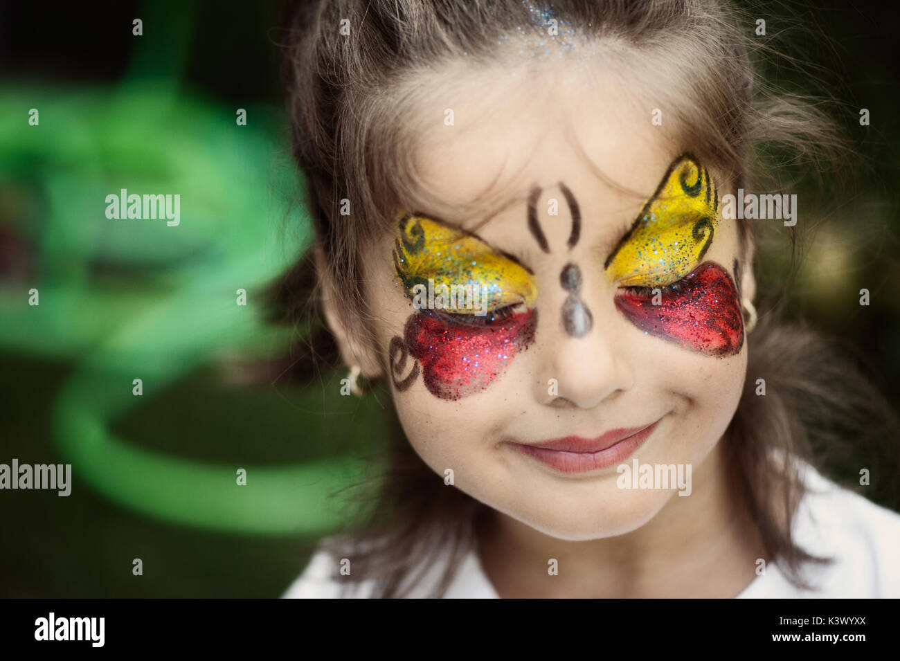 Niña con mariposa pintura facial Fotografía de stock - Alamy