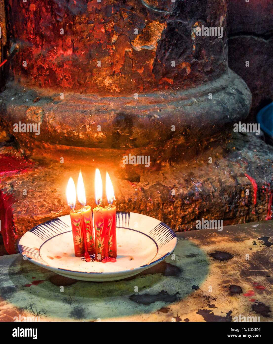 Velas como ofrenda en un templo budista, Hanoi, Vietnam Fotografía de stock  - Alamy