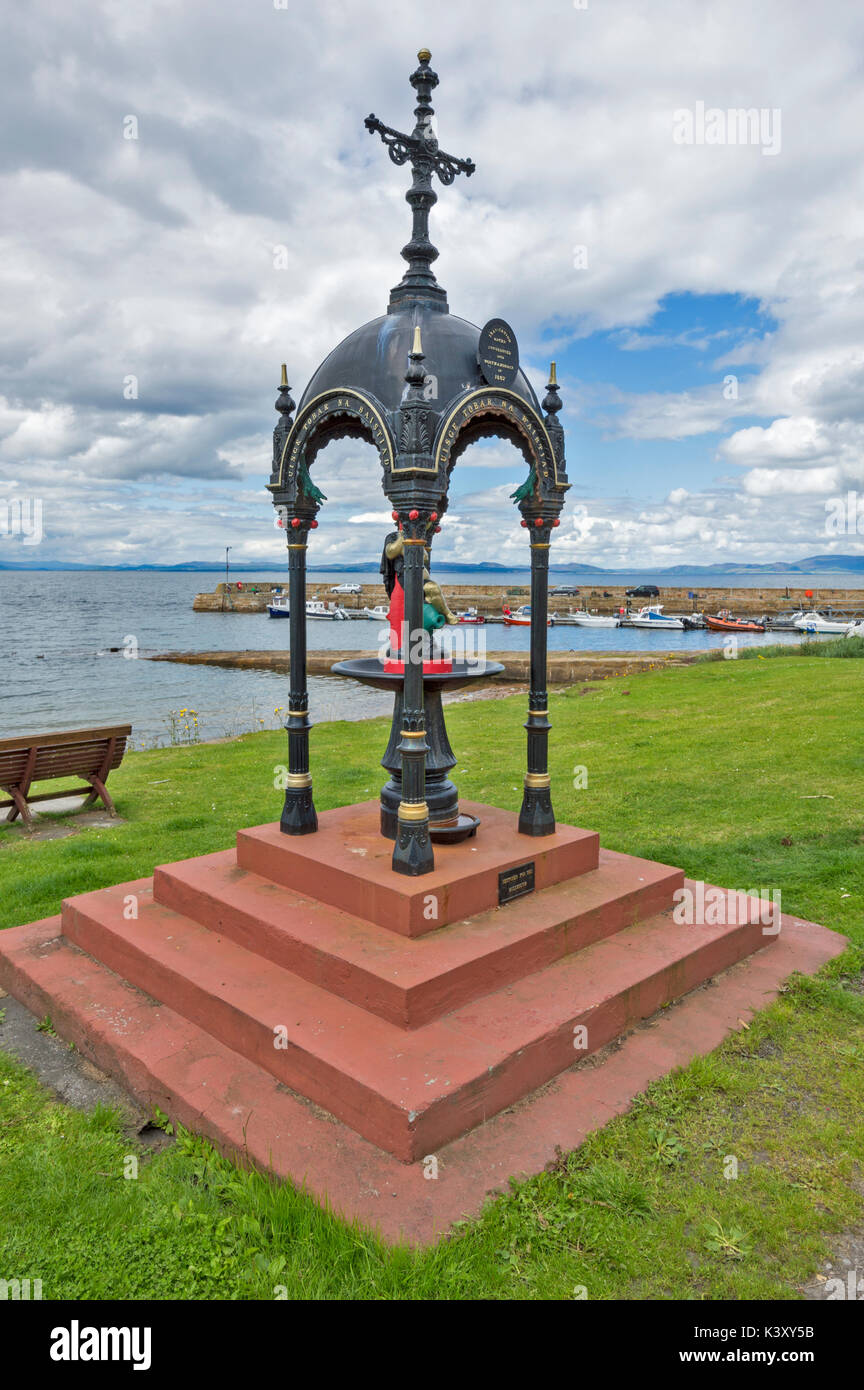PORTMAHOMACK VILLAGE Easter Ross TARBAT PENÍNSULA Harbour y la estatua para conmemorar la introducción de abastecimiento de agua gravitacional en 1887 Foto de stock
