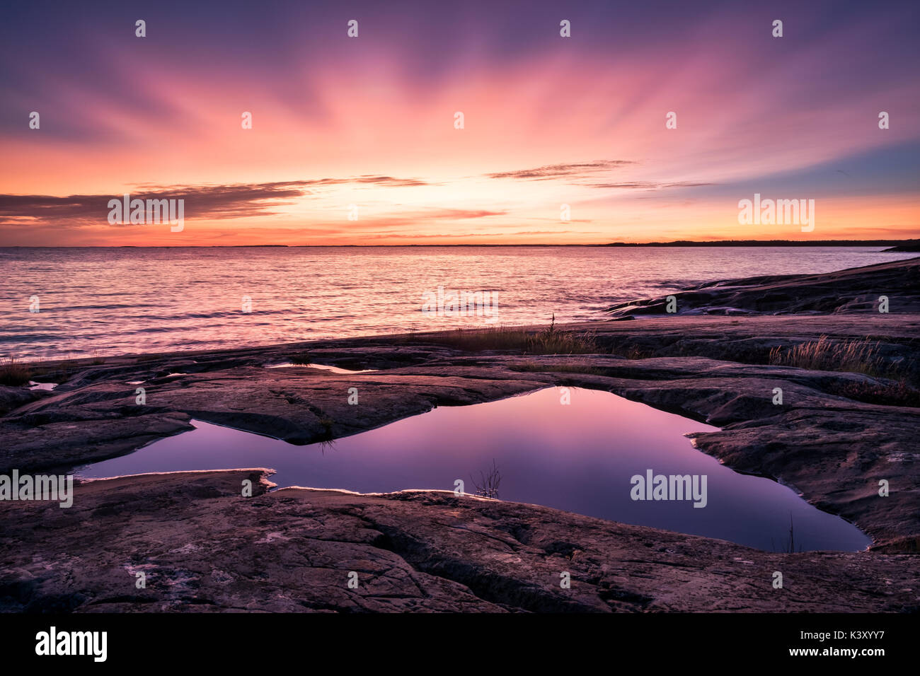 Sunset épica con bellos colores y mar en otoño tarde en Porkkalanniemi, Finlandia Foto de stock