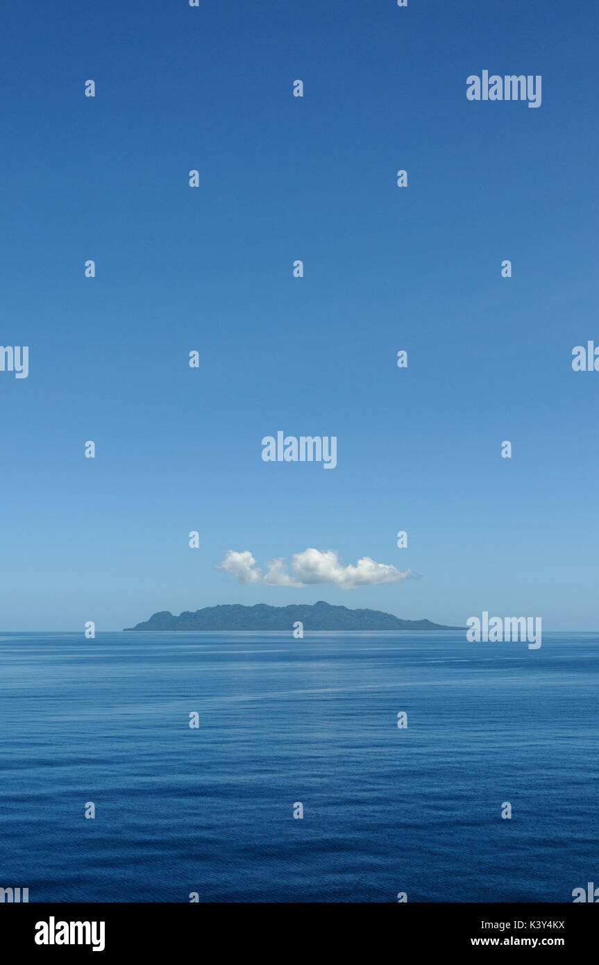 Isla tropical en hierro de sonido inferior cerca de Honiara, Islas Salomón, en el sur del Pacífico. Foto de stock