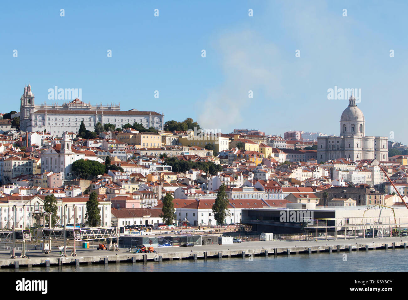 Lisboa, la capital y la ciudad más grande de Portugal en el distrito de Alfama en la costa Atlántica de Europa Occidental Foto de stock