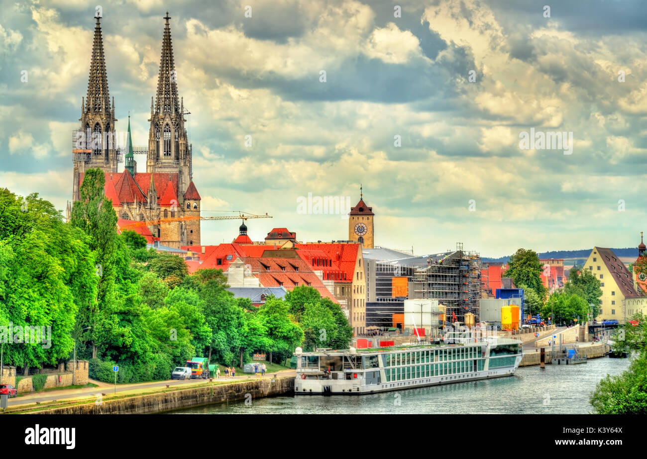 Vista de Regensburg con el río Danubio en Alemania Foto de stock