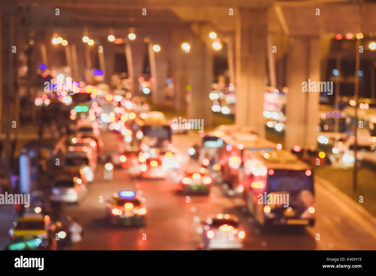 Los círculos claros bokeh de coche luz lámparas de calle en desenfocado foto de noche el tráfico de la calle Foto de stock