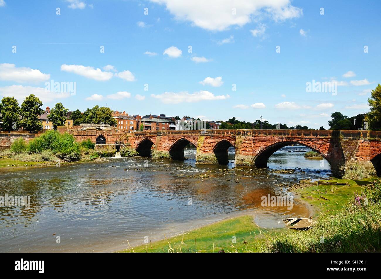 Vista del viejo puente que atraviesa el río Dee Dee, Chester, Cheshire, Inglaterra, Reino Unido, Europa Occidental. Foto de stock